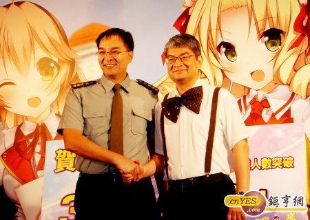 東方鴻展總經理李原益(左)與中華網龍總經理呂學森宣佈手遊合作目標。(鉅亨網記者尹慧中攝)