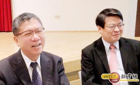 綠能10月營收創26月高；圖左起為執行長林和龍、綠能總經理林士原。(鉅亨網記者尹慧中攝)