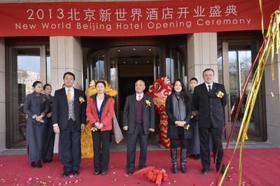 (由左至右)　新世界中國地產北京總經理陳子榮先生、新世界崇文公司法人代表陳豔女士、新世界發展主席鄭家純博士、瑰麗酒店集團首席行政總裁鄭志雯小姐及酒店總經理魏得可先生於北京新世界酒店開業典禮。