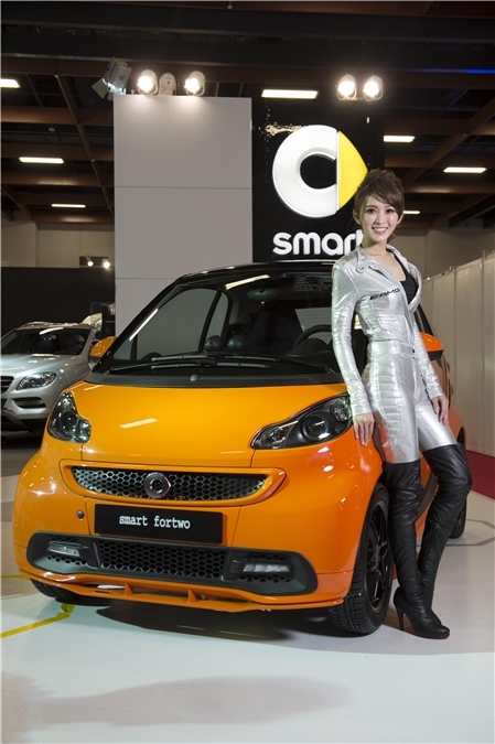 賽車甜心馮媛甄身著賽車服，演繹賓士smart fortwo edition knightblaze天生惹火造型(圖片來源:台灣賓士)