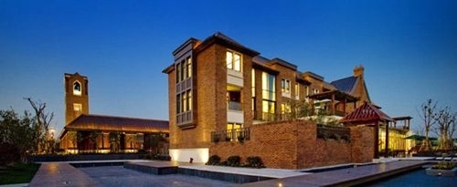 多層房型好,多層住宅就是磚混結構。這種結構成本低,比鋼筋混凝土結構低40%左右。這類房子的耐久性一般,折舊較快。它的優勢是房子由於受到各種限制,通常只能是板式,大多南北通風。