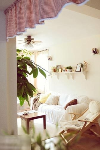 客廳東頭的單人沙發