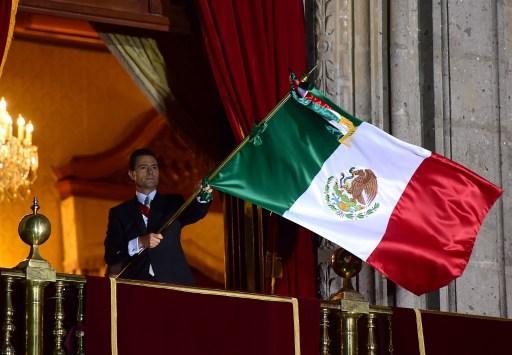 墨西哥總統 Enrique Pena Nieto 揮舞國旗慶祝 1810 年 9 月 16 日脫離西班牙獨立紀念日。 (圖:AFP)