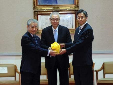 行政院舉行院長交接，在副總統吳敦義(中)的監交之下，卸任的毛治國(左)交棒給張善政(右)。(圖：行政院提供)