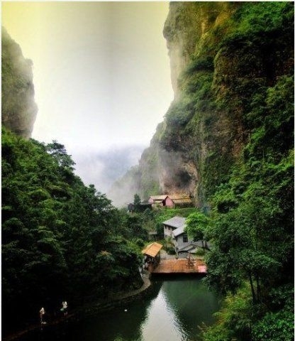 9天青色等煙雨而我在等你，炊煙裊裊升起隔江千萬里。風景再現，江西瑤里。