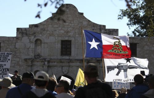 “孤星之州”（lone star state）的收入來自銷售稅，地方政府征收的額外的銷售稅和物業稅也可用於幫助支付政府帳單。