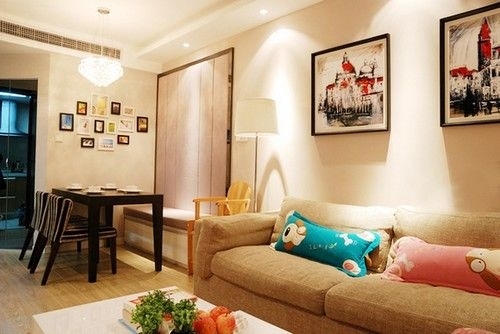 餐廳區貼墻設置卡座，多人用餐也方便。背景墻做了軟墊，適合好動的小孩。