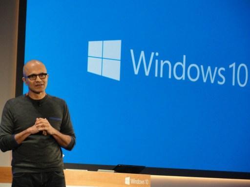 微軟執行長  Nadella 和作業系統 Windows 10 （圖：AFP）