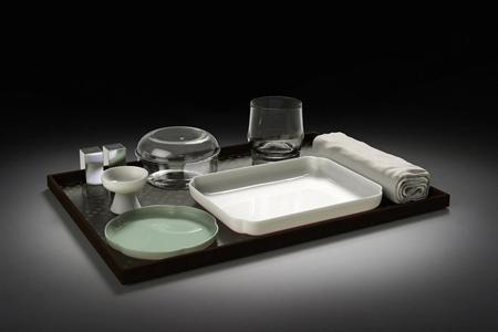 777餐具設計，將宋代葵口盤、元代高足碗和清代青花瓷藝術與科技感融合成山水碗。