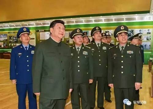 2015年12月25日，中共中央總書記、國家主席、中央軍委主席習近平視察社。這是習近平參觀創刊60周年主題展。