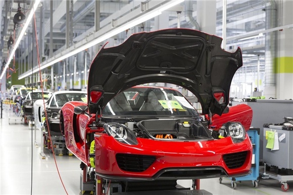 保時捷 918 Spyder 樹立了多項全新的標準：首先，它是一部由兩個電動模組及一具 V8 跑車引擎驅動發揮 887 匹最大系統馬力的小規模量產超級跑車。再來是其獨一無二的生產流程：保時捷首創一種全新的方法，精挑細選 100 位員工，在一間 4000 平方米的廠房裡以手工方式組裝車輛。這間獨一無二的廠房座落於斯圖嘉特祖文豪森第二廠區的核心，這裡是保時捷的大本營，同時也是代表性的 911 跑車 50 年來的生產基地。而 918 Spyder 的銷售成績也與 911 一樣亮眼，918 部保時捷 918 Spyder 在僅僅一年內即已售罄。這款插電式混合動力跑車的生產作業將持續至 2015 年。