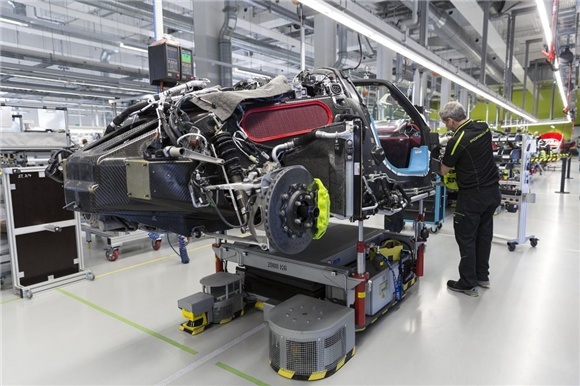 保時捷 918 Spyder 樹立了多項全新的標準：首先，它是一部由兩個電動模組及一具 V8 跑車引擎驅動發揮 887 匹最大系統馬力的小規模量產超級跑車。再來是其獨一無二的生產流程：保時捷首創一種全新的方法，精挑細選 100 位員工，在一間 4000 平方米的廠房裡以手工方式組裝車輛。這間獨一無二的廠房座落於斯圖嘉特祖文豪森第二廠區的核心，這裡是保時捷的大本營，同時也是代表性的 911 跑車 50 年來的生產基地。而 918 Spyder 的銷售成績也與 911 一樣亮眼，918 部保時捷 918 Spyder 在僅僅一年內即已售罄。這款插電式混合動力跑車的生產作業將持續至 2015 年。