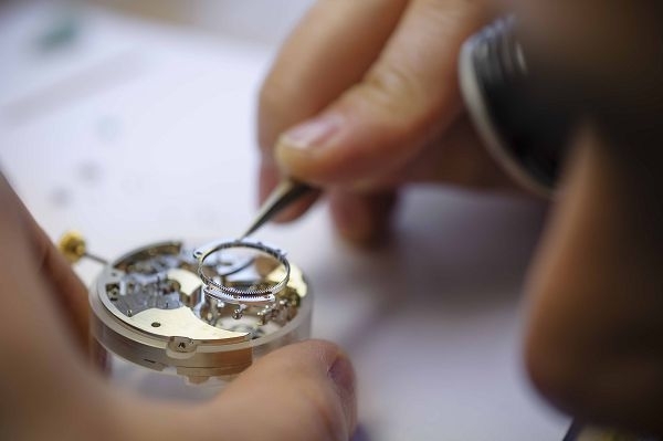 製錶師悉心調校GP芝柏表白金款三軸陀飛輪(圖片來源:大悅公關)