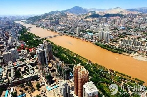 因為地處內地，蘭州交通很是擁堵，現在正在轟轟烈烈的開山造城，規劃地鐵。蘭州去年11月樣本平均價格6906元/㎡。