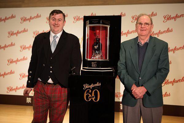 George Grant及Jim Cumming與60年限量版威士忌合照(圖片來源:閣思公關)