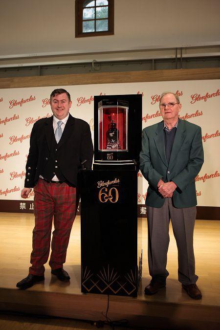 George Grant及Jim Cumming與60年限量版威士忌合照(圖片來源:閣思公關)