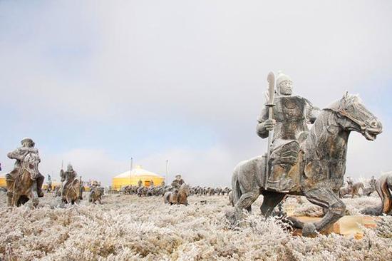 鄂爾多斯是改革開放30年來的18個典型地區之一,也是內蒙古的經濟新興城市,呼包鄂城市群的中心城市,被自治區政府定位為省域副中心城市之一。鄂爾多斯是國家文明城市、中國城市綜合實力50強、全國首批資源綜合利用“雙百工程”示范基地。