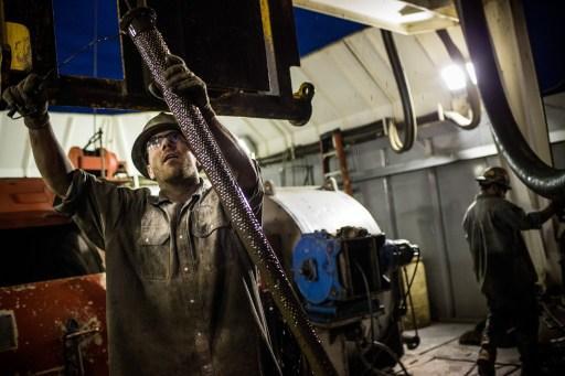 低油價迫使石油業減資裁員，頁岩油開採活動不見已往成長力道。 (圖:AFP)