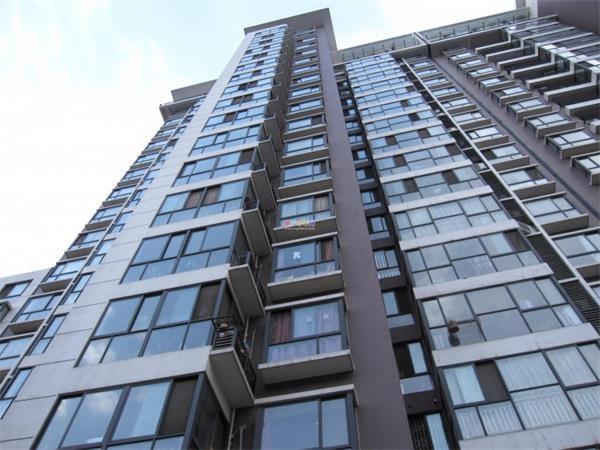 高層住宅還有很多優點。例如,視野較好,一覽眾山小。休閑之際,站在窗前或陽臺上遠眺,城市美景盡收眼底,清風吹來,確實令人心曠神怡;采光好,室內光線充足,7層以上樓層的日照時間相對更長;通風效果好,空氣流通速度快,房間內較易形成穿堂風;夏天蚊子相對較少;安靜、舒適、灰塵少。