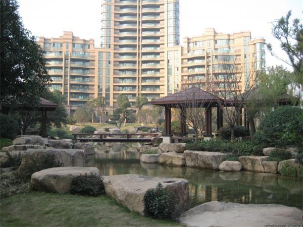 瑞士伯爾尼大學的雷多斯洛、潘克扎克等人對瑞士150萬人的調查發現,住在8樓以上的人提早死亡的幾率要比住在低層的人低22%,其中,死於肺部疾病的幾率低40%,死於嚴重心臟病的幾率低35%。居住在較低層住宅的人死亡原因,大多與肺部和心臟疾病相關。