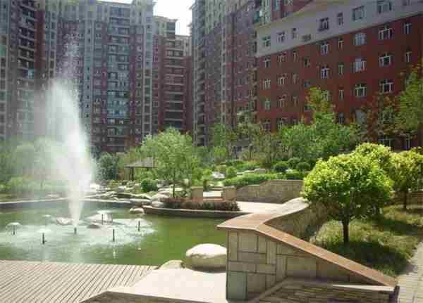 英國軍醫法寧公布的《關於高層住宅對居民的身體健康,尤其對精神健康的影響的調查報告》顯示,高層住宅中的人患精神、神經系統、感覺器官疾病的人居多,是低層獨宅居民的兩倍以上。人們描述的情況相當一致,主要是高層環境離地面太遠,內心感到不踏實並產生身體不適。