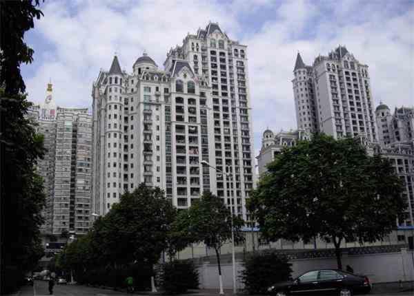 中國有一個傳統的觀念,住高層住宅不太容易“接地氣”,身體會產生不適。其實,所謂“接地氣”,更多的是因為人的居住環境和行為影響心理感受的一種現象。