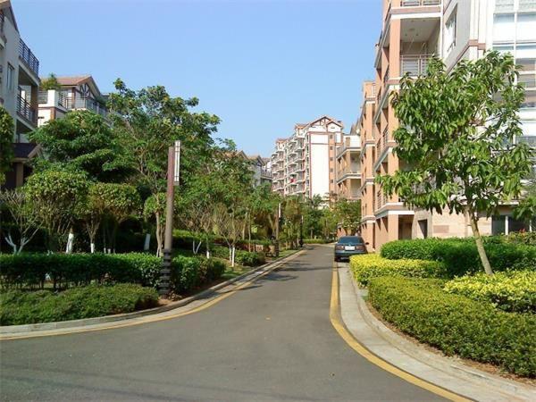 “高層建筑曾經令人討厭。它可能會讓人們孤立於社會環境外,引發不健康的習慣,甚至會增加犯罪率,但近年來這種情況有巨大變化。因為,現在的高層建筑跟上世紀六七十年代不同,當年這種樓房的品質不高、設計也不太合理,如今高層住宅越來越舒適,很多還都是位於黃金地段的高樓大廈。”研究人員評論道。