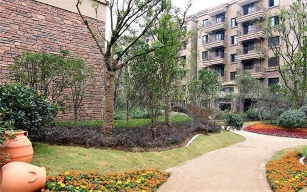 家住高樓,有利也有弊。高層住宅發生意外傷害的事故比低層住宅更多,后果也更為慘重,原因在於高層住宅一旦發生意外,居住者難以躲避,施救者也難以救援,火災就是典型的例子。