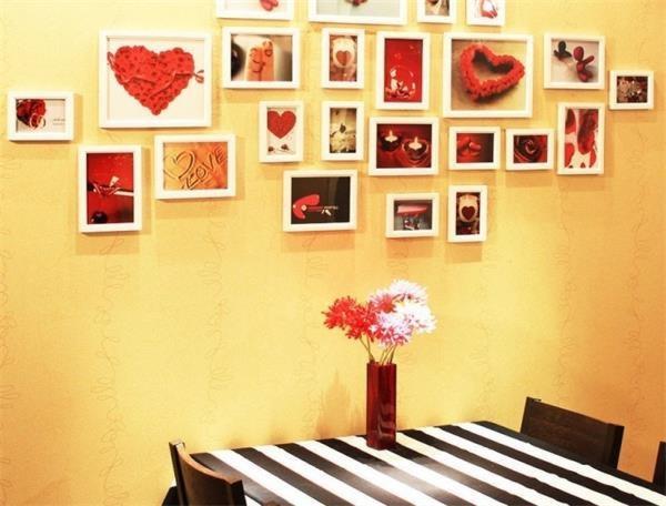 房門正對廚房或和廚房相鄰。廚房爐火煎炒、排出油煙,容易影響正對的房門,危害人體健康,並且使工作表現不穩定。廚房是生火之處,甚為燥熱,所以也不宜與臥房相鄰,尤其是睡床緊貼爐灶的墻。