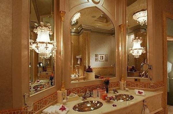 床頭在橫梁下。天花板宜平坦,忌有橫梁。橫梁在心理上容易產生重體的感覺,尤其人睡在橫梁之下會感受到莫大的壓力,造成精神上的壓迫,影響健康、事業。