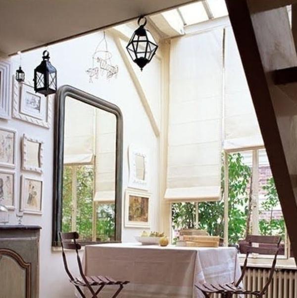 鏡子與落地門窗對床。鏡子是用來擋煞,作用是把煞氣反射回去,所以不可對床。尤其人們從睡夢中醒來,在意識不很清楚時,容易被映在鏡子或落地窗里的自己所驚嚇。