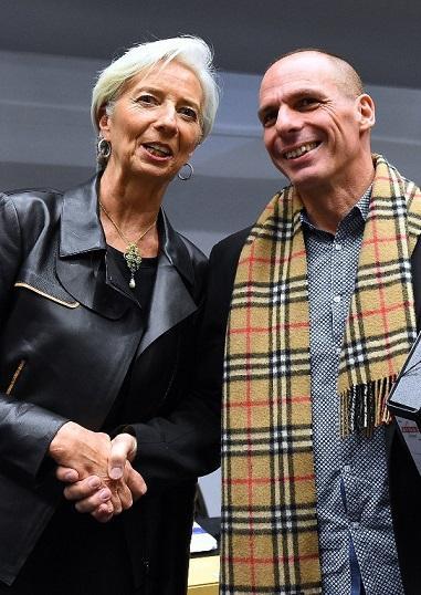 IMF總裁拉加德(左)與希臘財長Varoufakis(右)。(圖:AFP)