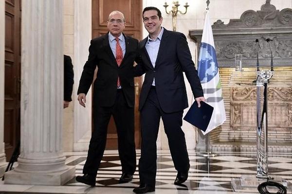 希臘總理Tsipras(右)與OECD秘書長Gurria。(圖:AFP)