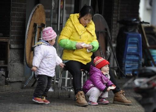 北京政府放寬生育政策，將帶動嬰幼兒奶粉廠商業績成長。 (圖:AFP)