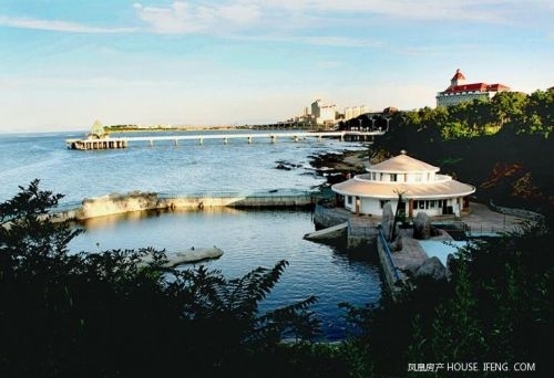 近日，智聯招聘發布《2015年秋季中國雇主需求與白領人才供給報告》。據數據顯示，2015年秋季全國32個主要城市職位平均薪酬6700元，比夏季的6320元平均薪酬增長380元。根據這份工資單，以這32個城市買房難度系數{難度系數=1-(平均薪酬/當前最新房價*100%)}；其中，買房難度系數最大的城市是深圳，薪酬與房均價相差4.79倍，難度系數高達0.79。難度系數最小的城市為重慶，平均薪酬與房價相差不大，難度系數為0.1。下面，來看看這32個城市中買房難度系數最小的十個城市究竟有哪些？