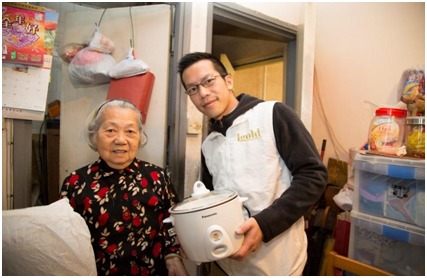 領峰義工隊延續愛心 派發電飯煲贈長者