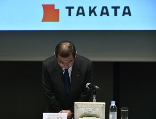 高田社長高田茂久週三在會議前先鞠躬致意。 (圖:AFP)