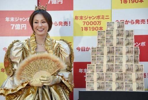 日本女演員米倉涼子出席活動與日元鈔票合照      (圖:AFP)