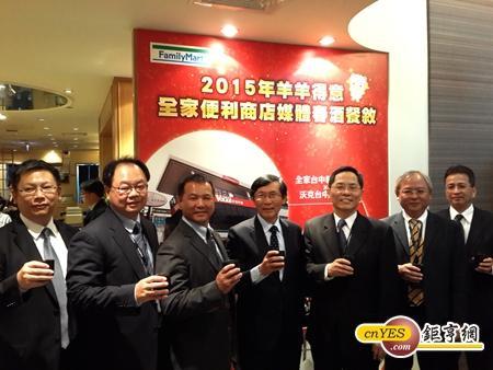 全家經營團隊，圖中為董事長潘進丁，右三為總經理張仁敦。(鉅亨網記者王莞甯攝)