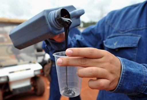 IEA 指出，需求疲弱導致油價回溫速度緩慢。 (圖:AFP)