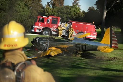 哈里遜福特失事飛機，消防隊在旁警戒      (圖:AFP)