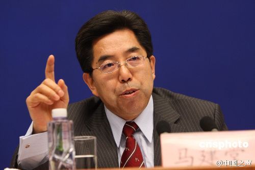 @中國之聲：【國家統計局局長失落】國家統計局局長馬建堂今天對中央臺記者說，我參加過幾次兩會，今年發現一個變化，經濟話題受關注度下降，反腐和環境問題在上升：我2號到7號，在美國開聯合國統計大會，我回來以后八號、十號都走過了人民大會堂北大廳部長頻道，卻沒人理我。@中國之聲張棉棉