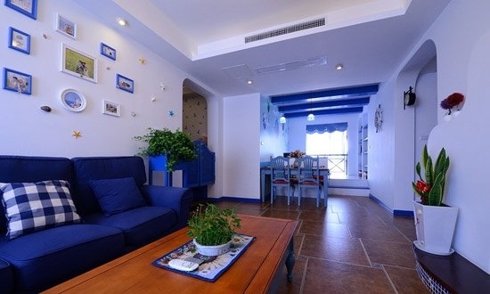 地中海裝修風格以藍色為主色調。深藍色的沙發給人一種別樣的感受，靜謐，冷靜。。