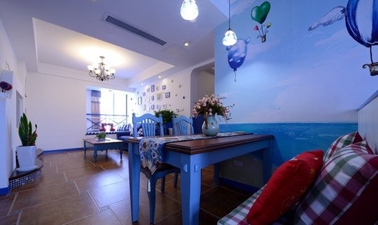 餐廳看客廳。客廳連餐廳