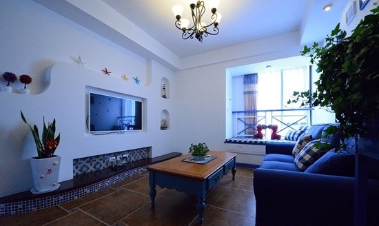 客廳全景，電視背景墻很別致，明顯地中海元素的海星飄在電視背景墻上了啊哈