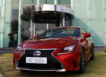 LEXUS全新RC 300h。(圖：和泰車提供)