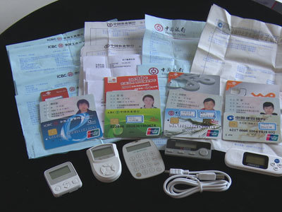 記者從網上買到成套出售的銀行卡