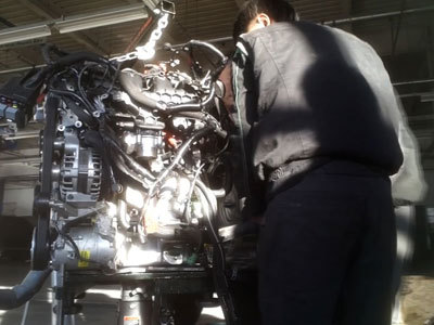 維修人員給路虎極光更換變速箱