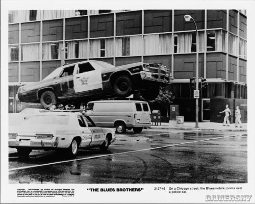 為了使場面更壯觀，導演約翰·蘭迪斯居然征得了芝加哥警方的同意，租了一架直升機，把一輛警車提到360米的高空，然后扔下去。不過幸好這輛車穩穩地落在了目標—另一輛警車上，沒有傷及無辜。