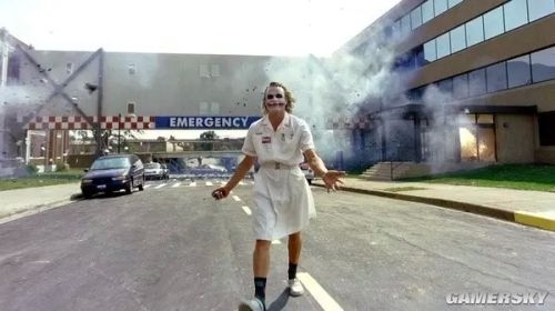 這個場面的拍攝地，位於芝加哥一幢五層高的廢棄大樓，完全實景拍攝，后期只是加入了一些瓦礫堆和破碎的玻璃窗。諾蘭團隊將大樓的外觀建造成醫院的樣子，並花費了幾周的時間，經過精確的計算，在大樓內版面引爆點，造成爆炸時整棟樓相繼崩塌的效果。